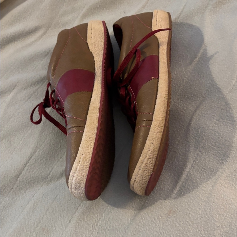 Vionic sneakers. - Picture 2 of 6